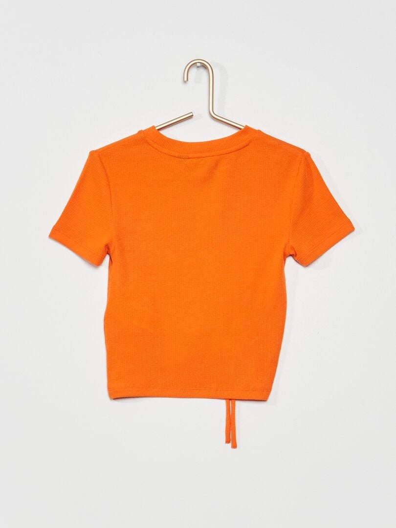 Camiseta naranja de cuello alto