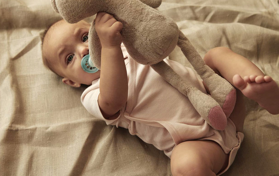 ¿Cuáles son los 3 productos esenciales para el conjunto de ropa de bebé recién nacido? 