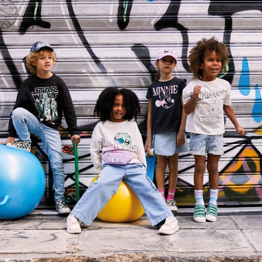 Un niño de 2 años con camisa y chaqueta se para en la calle traje clásico  infantil para las vacaciones moda infantil